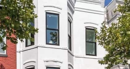 New 2 BR APT: amazing location, spotless, free private parking.