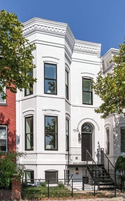 New 2 BR APT: amazing location, spotless, free private parking.