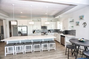 冰箱、微波炉、烤箱、炉灶