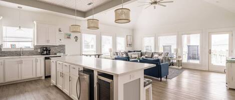 Geladeira, micro-ondas, fogão, cooktop