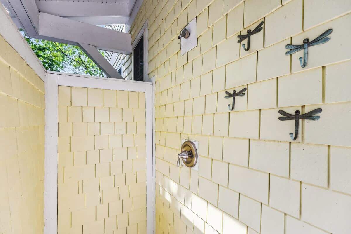 Un mur recouvert de carreaux jaunes, avec une porte et une fenêtre.