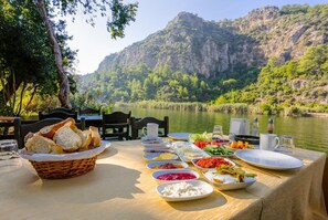 Outdoor dining - Villa Bercu Paradise (Dalyan)