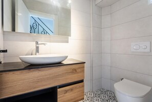 Een douche, een haardroger, handdoeken