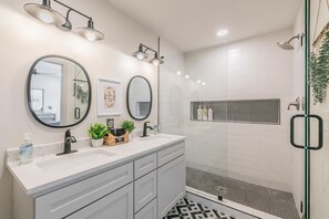 Combined shower/tub, hair dryer, towels