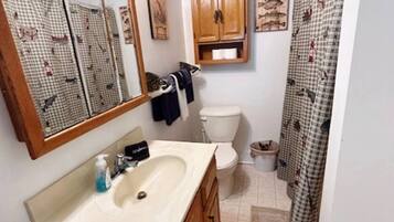 Combined shower/tub, towels, soap, toilet paper