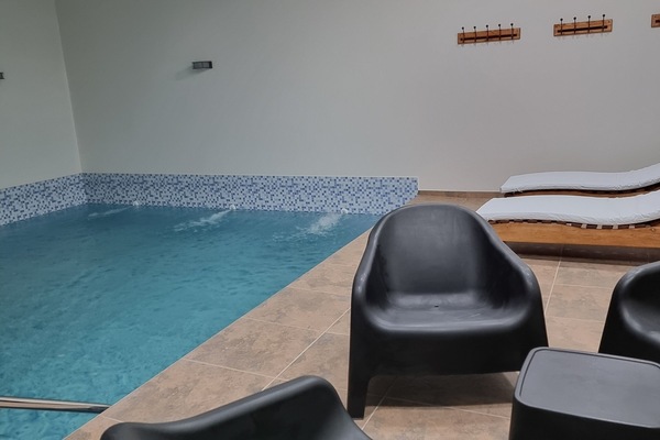 Una piscina techada, una piscina climatizada