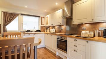 Feriehus | Privat køkken | Køleskab, opvaskemaskine, elkedel, brødrister