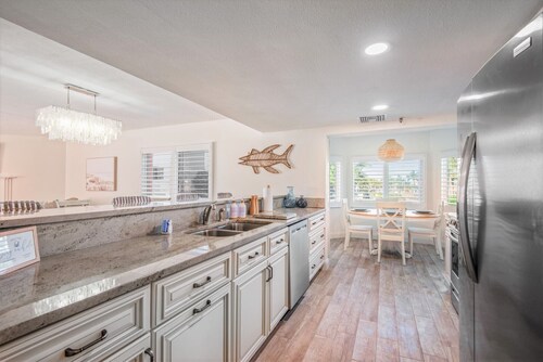 2/2 Bright and Luxurious, Balcony Walk Out to the POOL & BEACH