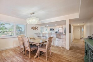 Dining - 2/2 Bright and Luxurious, Balcony Walk Out to the POOL & BEACH (Indian Shores)