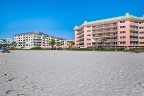 Un hôtel situé en bord de mer, doté de nombreux balcons et d’un espace piscine.