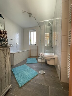 Apartment, eigenes Bad, Gartenblick | Badezimmer