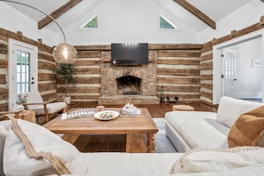 Smart-TV, peis, bøker og kontorer