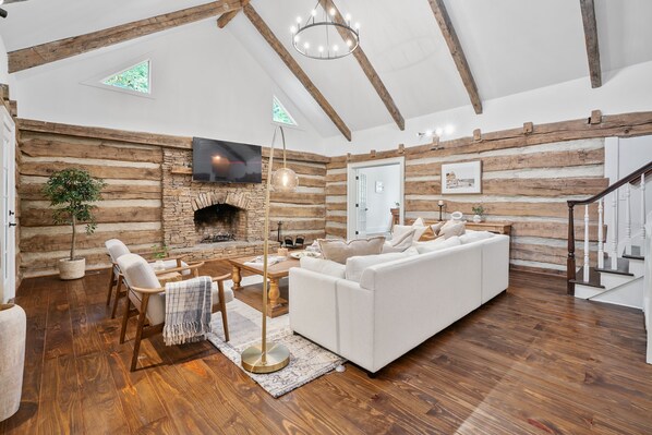 Smart-TV, Kamin, Bücher, Arbeitsbereiche