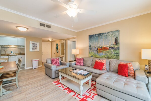Condo (2 Bedrooms) | Front of property