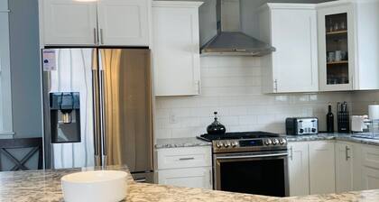 Family friendly! Walk to Fishtown, beaches, shops and restaurants.