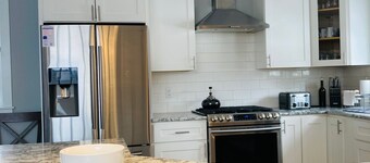 Family friendly! Walk to Fishtown, beaches, shops and restaurants.