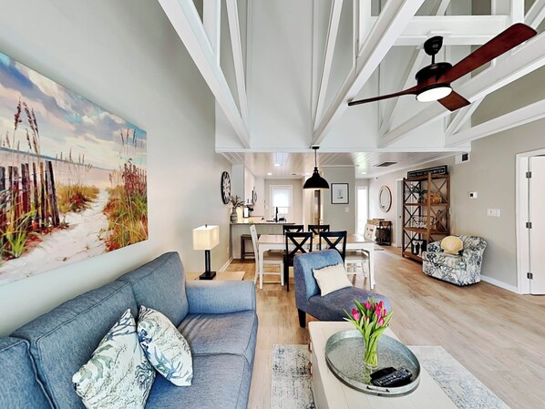Leilighet, flere senger, adgang til basseng (#520 - Pet Friendly) | Oppholdsområde | TV