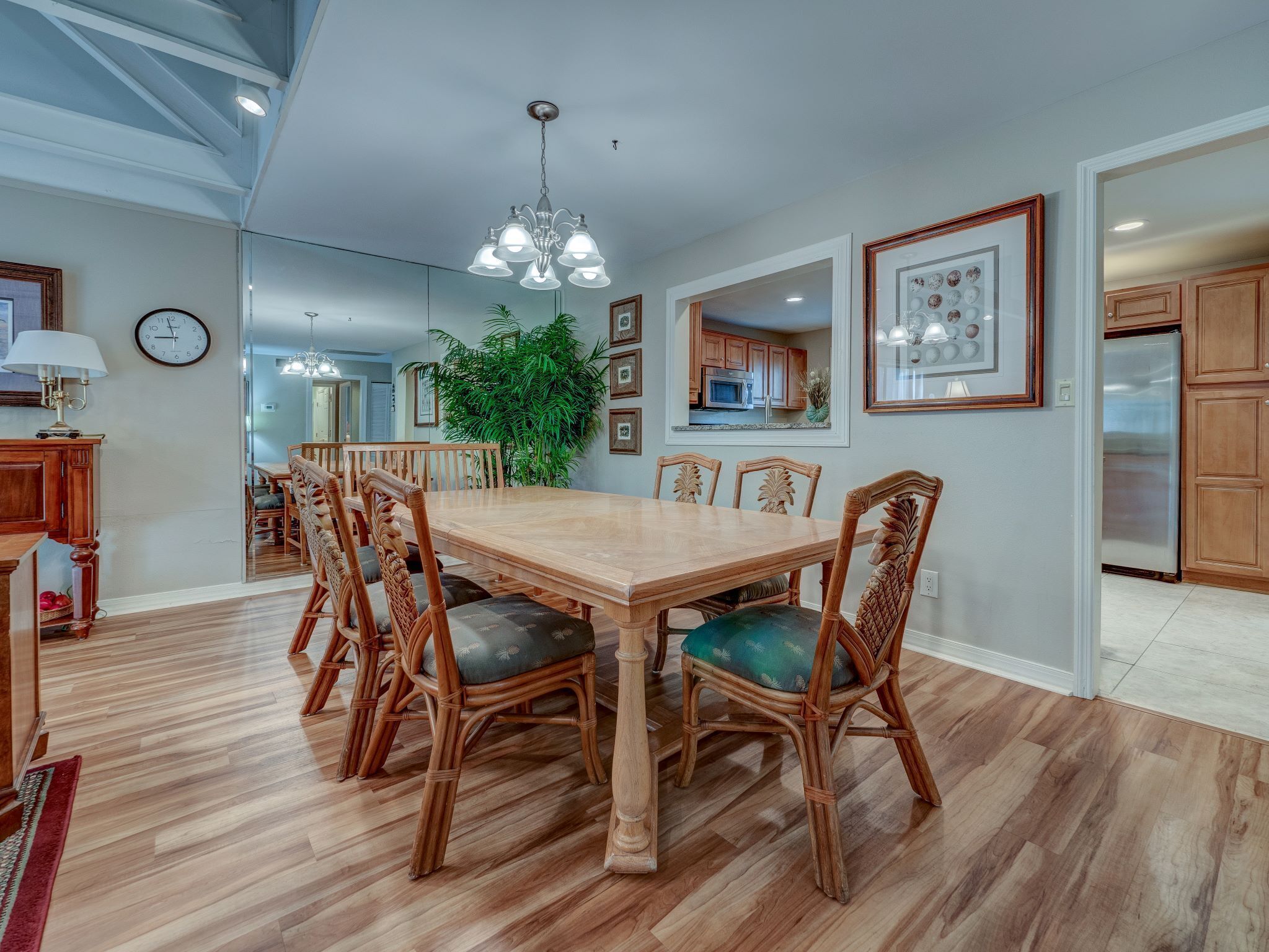 公寓式客房, 多张床, 露台, 花园景观 (#671 - No Pets) | 用餐