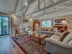 Appart'hôtel, plusieurs lits, patio, vue jardin (#671 - No Pets) | Coin séjour | Télévision