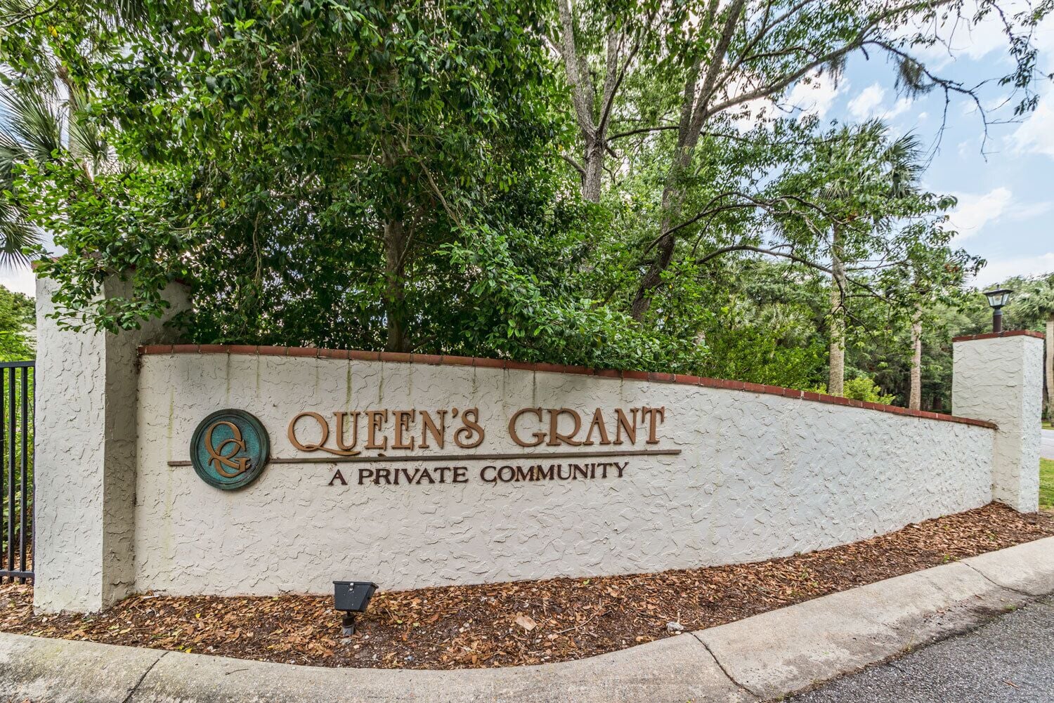 Un panneau indiquant « Queen's Grant », un lotissement privé.