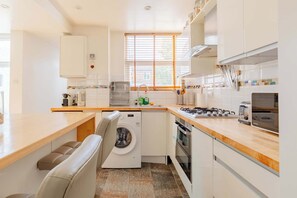 Kylskåp, mikrovågsugn, ugn och spishäll