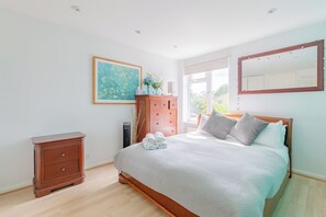 3 habitaciones, escritorio, tabla de planchar con plancha y internet 