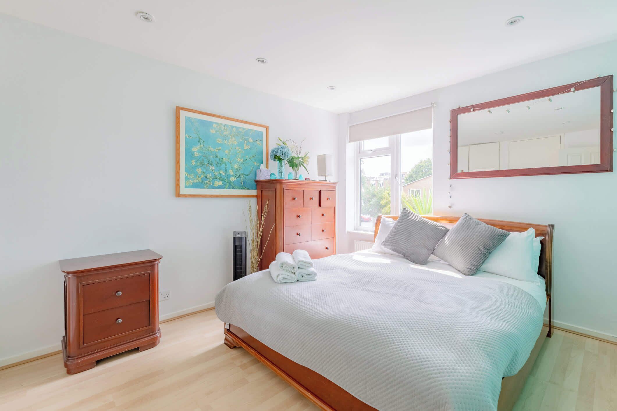 3 habitaciones, escritorio, tabla de planchar con plancha y internet 