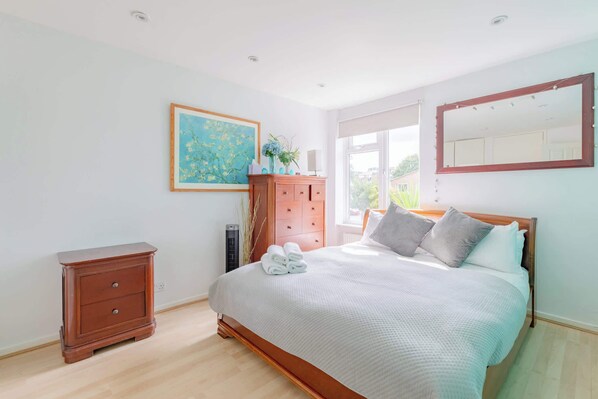 3 bedrooms, desk, iron/ironing board, Internet