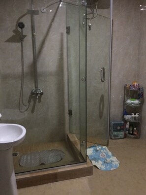 Douche, sèche-cheveux, serviettes fournies, savon
