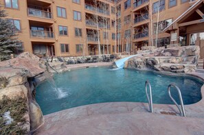 Outdoor pool, pool loungers - Springs 8876 (Keystone)