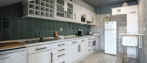 Microwave, oven, dishwasher, coffee/tea maker