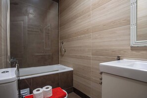 Bathtub - Welcoming & Spacious Flat| Family-Friendly Spot (Lisboa)