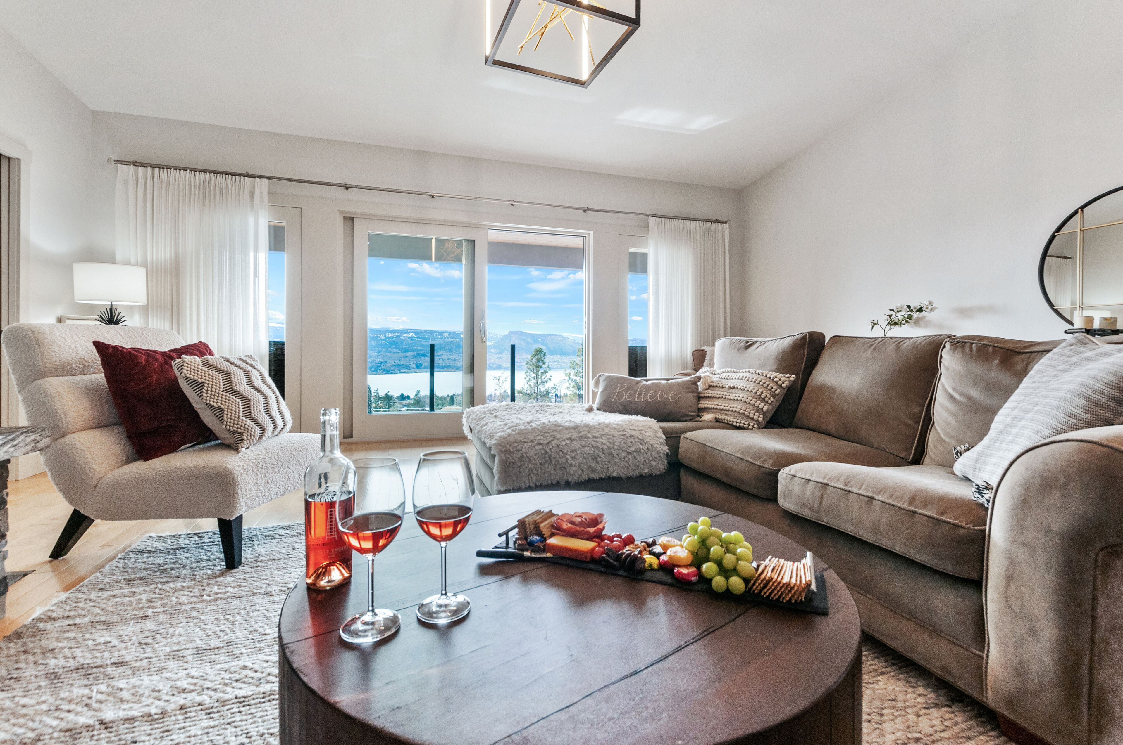 智能电视、壁炉、书