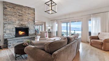 Smart TV, chimenea y libros