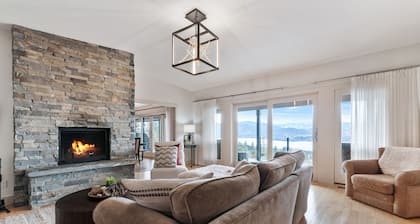 Villa Views, heated pool, private gardens and lakeview. 6 private suites!