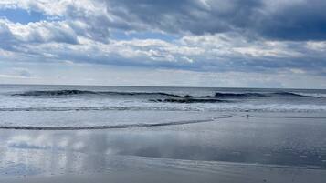 Beach nearby, sun loungers, beach towels