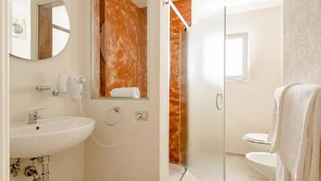 Doccia, bidet, asciugamani, sapone