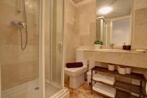 Combined shower/tub, hair dryer, bidet, towels