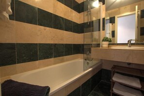 Combined shower/tub, hair dryer, bidet, towels