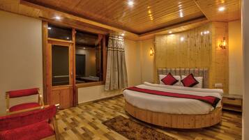 Honeymoon Room | Desk, laptop workspace, free WiFi, bed sheets
