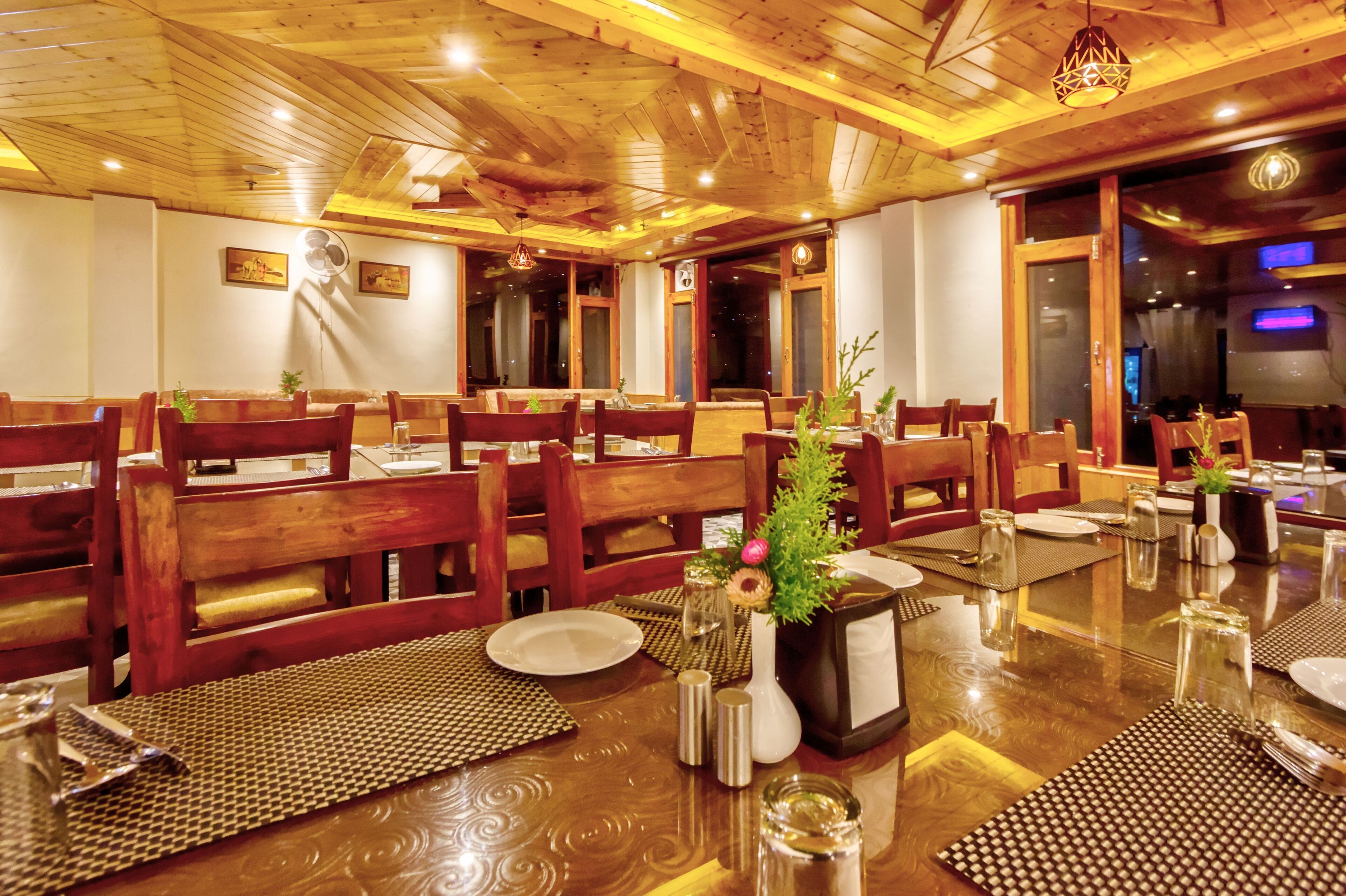 Desayuno buffet diario (INR 600 por persona)