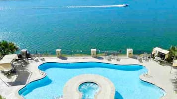 Una piscina cubierta, una piscina al aire libre