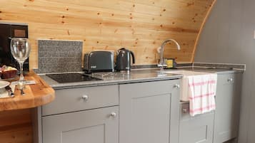 Casa de campo | Cocina privada | Refrigerador, lavavajillas, tetera eléctrica y tostadora