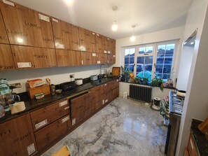 Fridge, oven, stovetop, dishwasher - Home away from home (Woking)