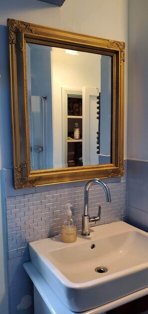 Combined shower/bathtub, hair dryer, towels, toilet paper - Home away from home (Woking)