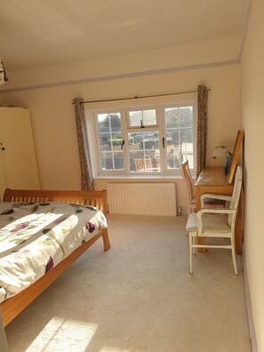 1 soverom, skrivebord, strykejern/-brett og wi-fi (inkludert)