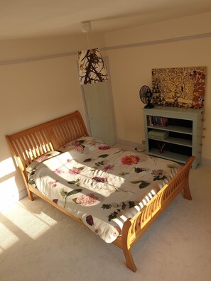 1 bedroom, desk, iron/ironing board, free WiFi - Home away from home (Woking)