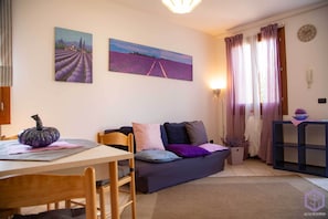 Lägenhet - 1 queensize-säng | Vardagsrum | 30-tums tv med kabelkanaler