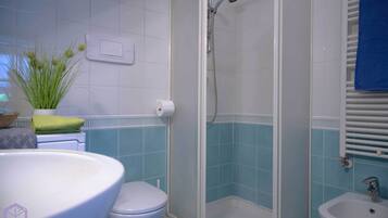 Appartamento, 1 letto queen | Bagno | Doccia, asciugamani