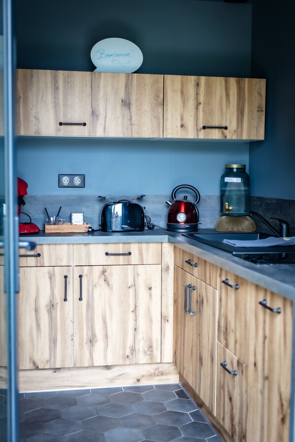 Een koelkast, een microgolfoven, een oven, een vaatwasser